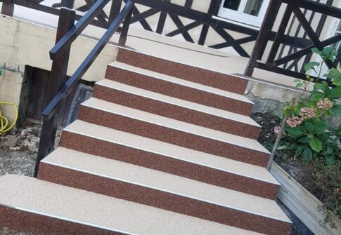 Escalier en Granulat de Marbre à Saint-Adresse : Un Mélange de Tradition et de Modernité