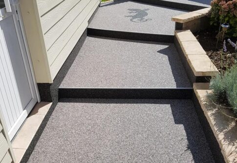 Escalier et Terrasse en Granulat de Marbre à Cayeux-sur-Mer : Un Espace Extérieur Embelli et Sécurisé