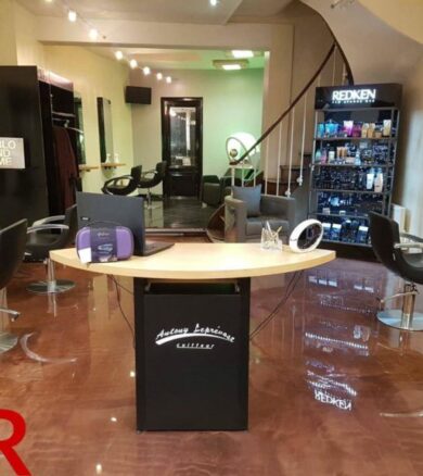 Rénovation de Sol en Résine Époxy pour un Salon de Coiffure à Pavilly : Élégance et Praticité