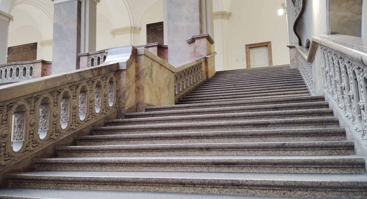 Le marbre résine tient vraiment sur un escalier extérieur ?