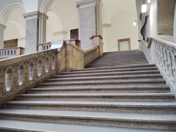 Le marbre résine tient vraiment sur un escalier extérieur ?