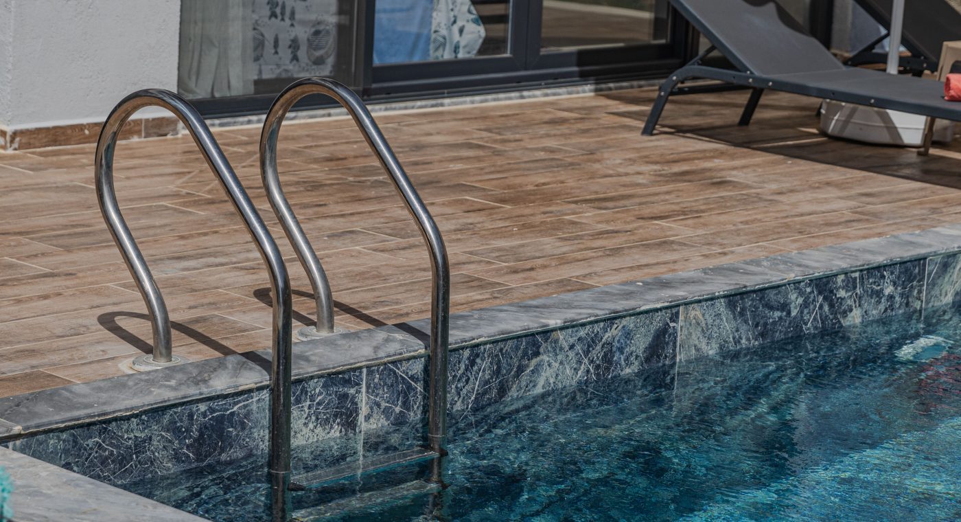 Marbre piscine : quel revêtement tient vraiment dans le temps ?
