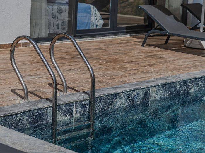 Marbre piscine : quel revêtement tient vraiment dans le temps ?