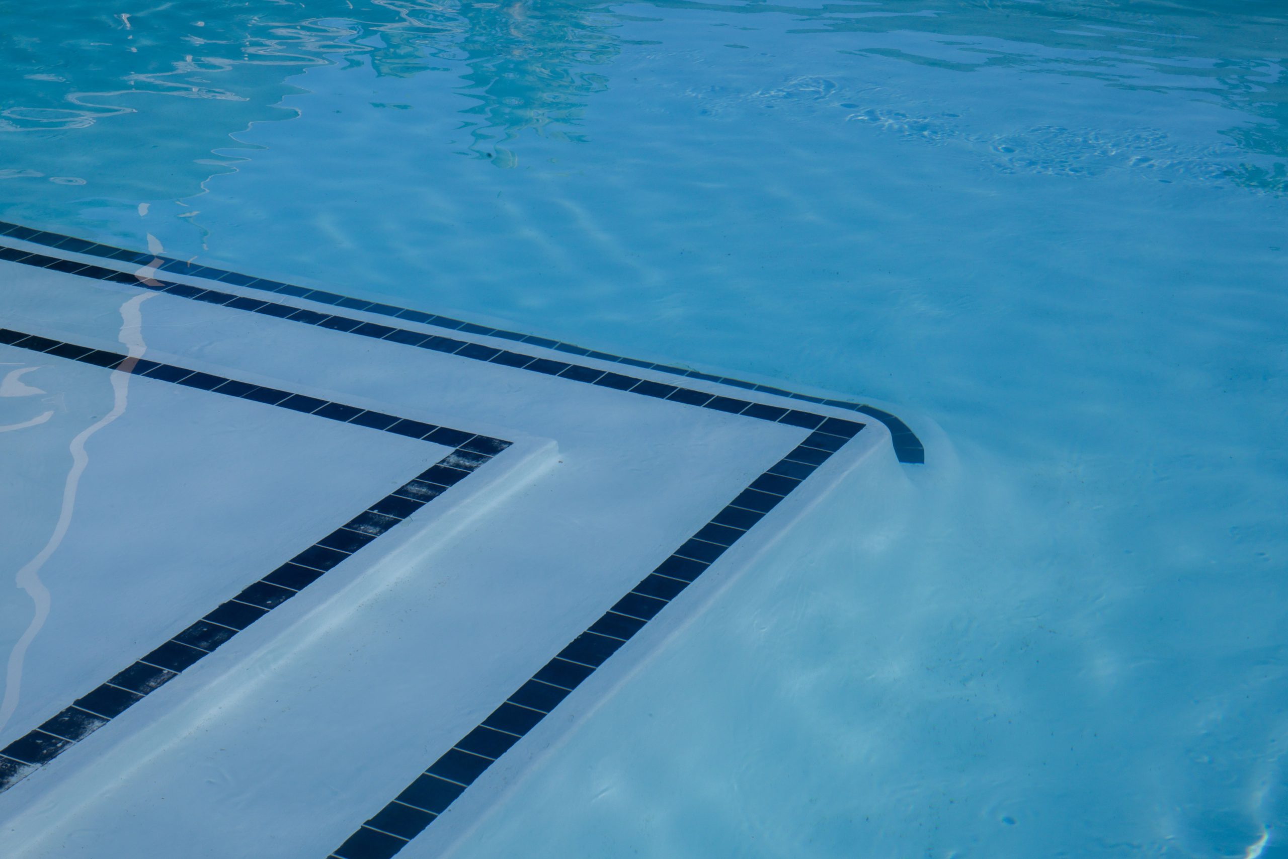 Piscine avec escaliers carrelés eau cristalline