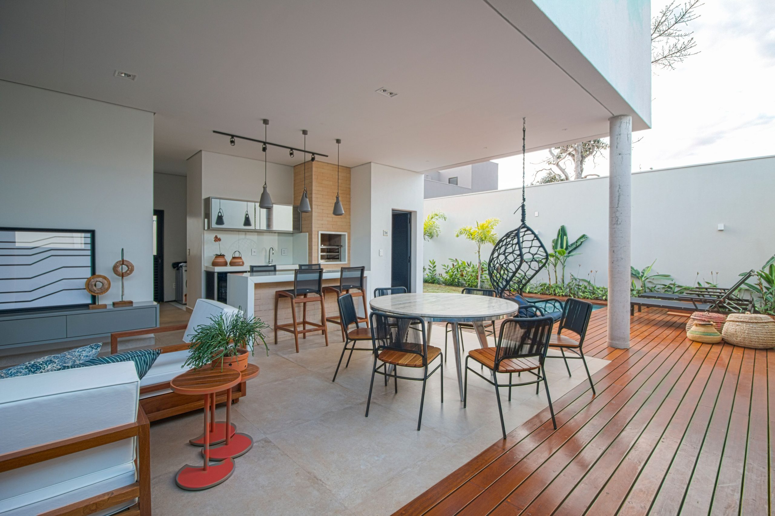Terrasse résine contemporaine avec cuisine et salon