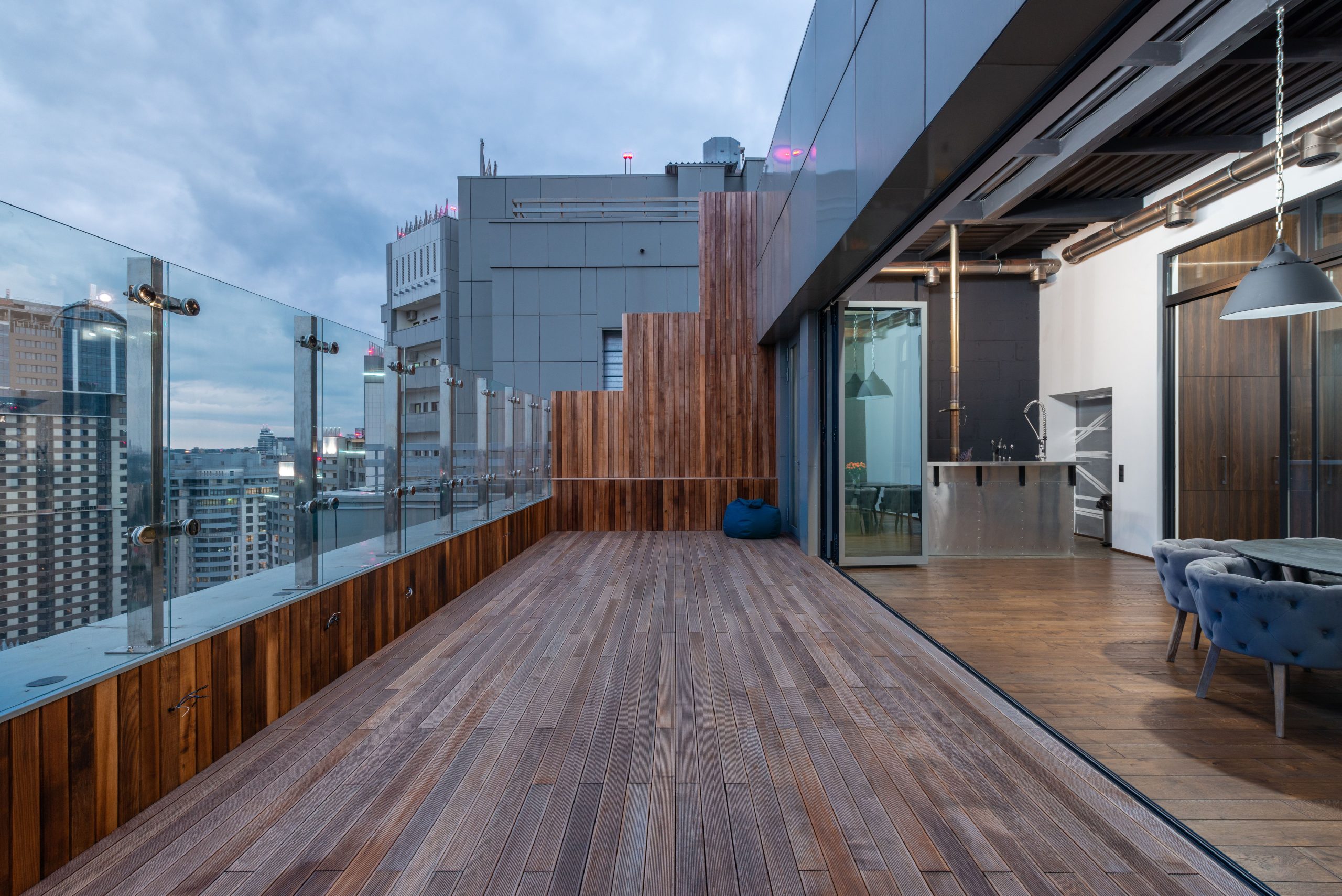 Grande terrasse résine spacieuse design moderne