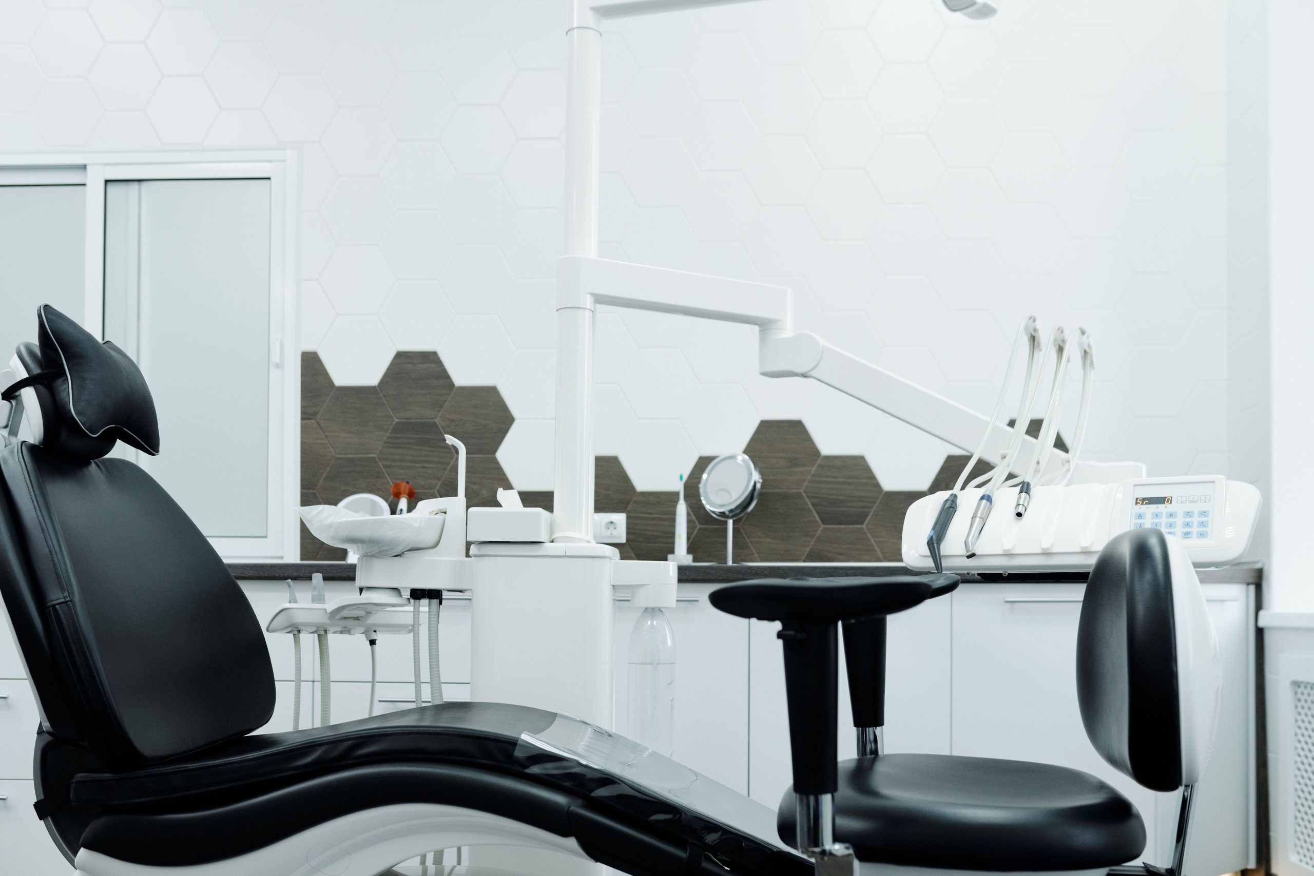 Cabinet dentaire moderne avec fauteuil dentaire équipé