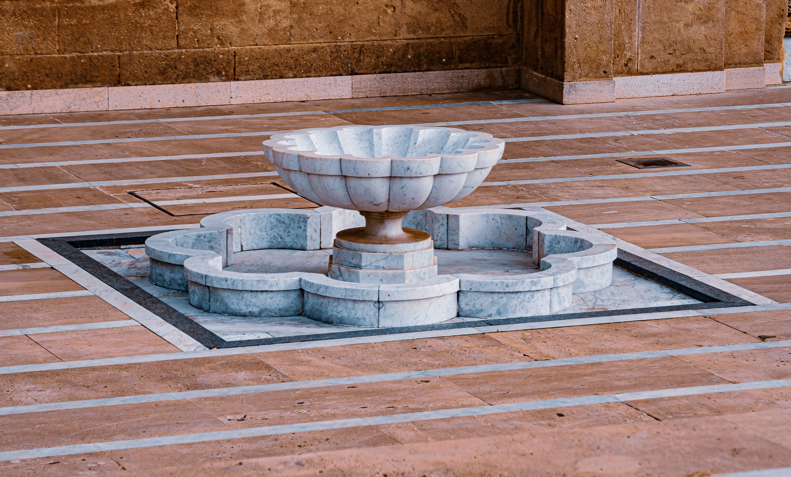 Fontaine marbre sculptée cour marocaine élégance artistique
