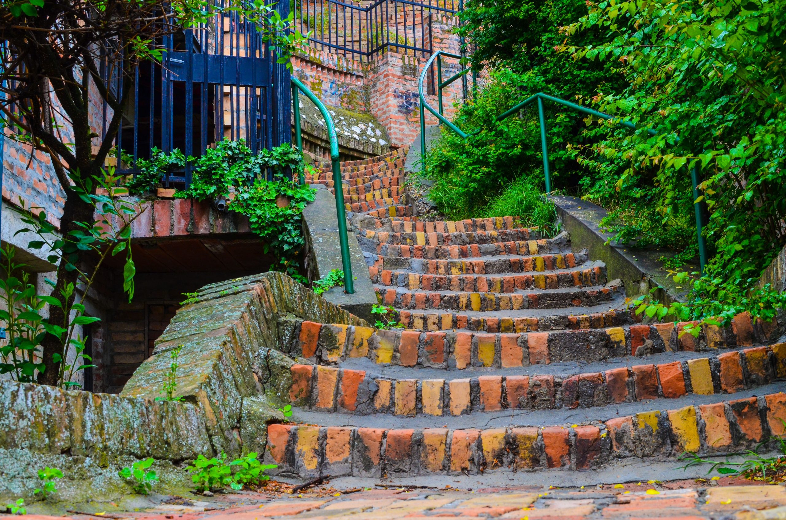 Escalier courbe brique jardin urbain verdoyant