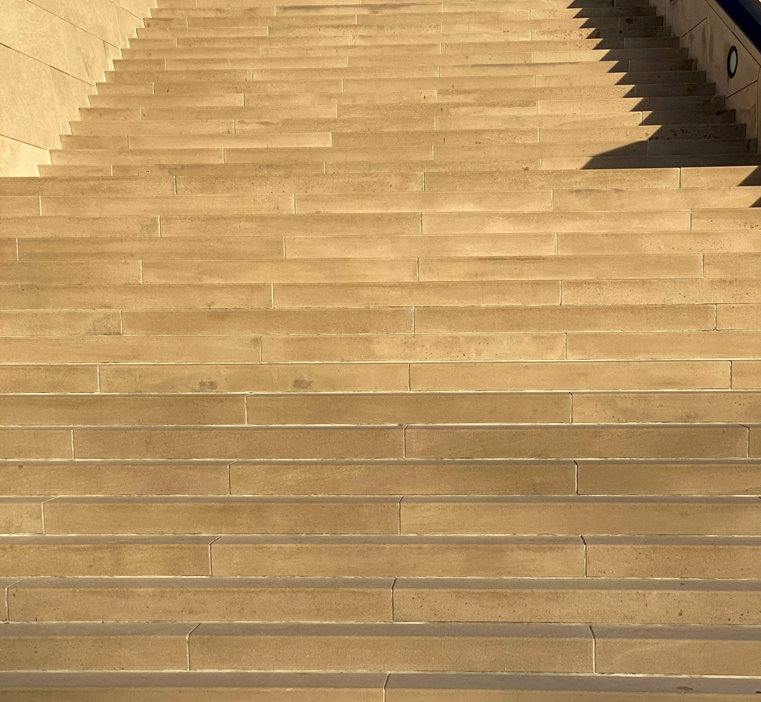 Large escalier pierre vide rue ensoleillée