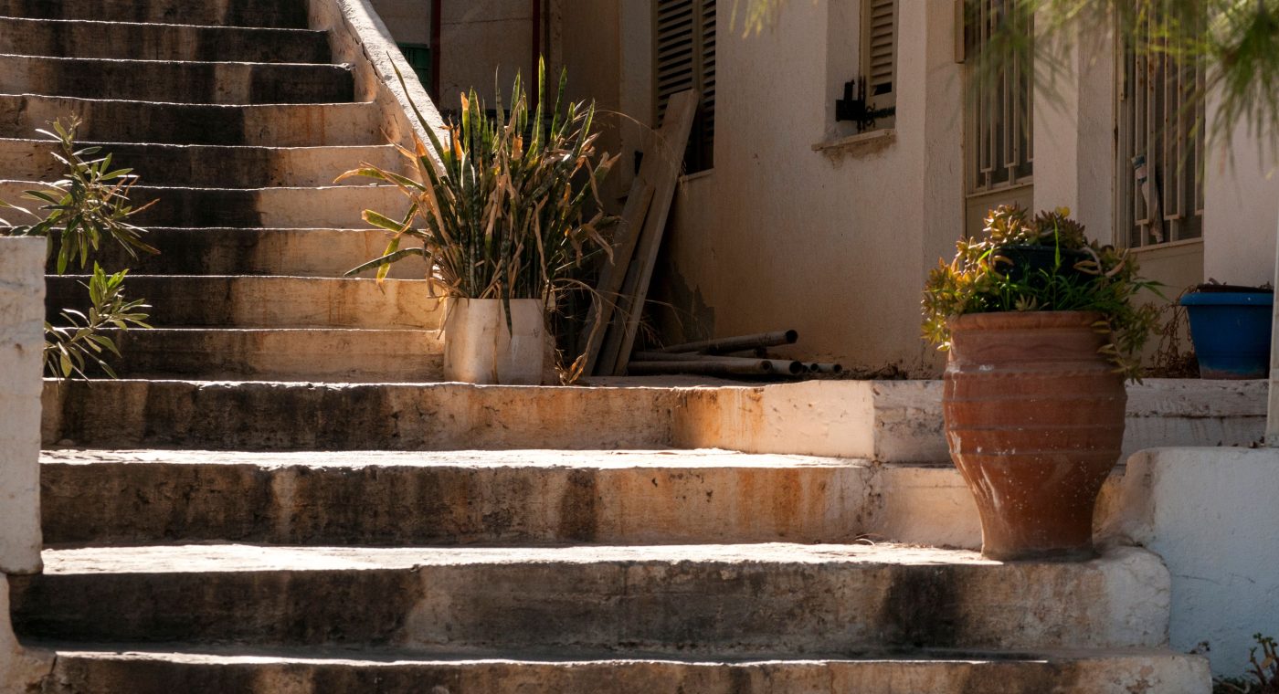 Comment rénover un escalier extérieur sans tout démolir ?