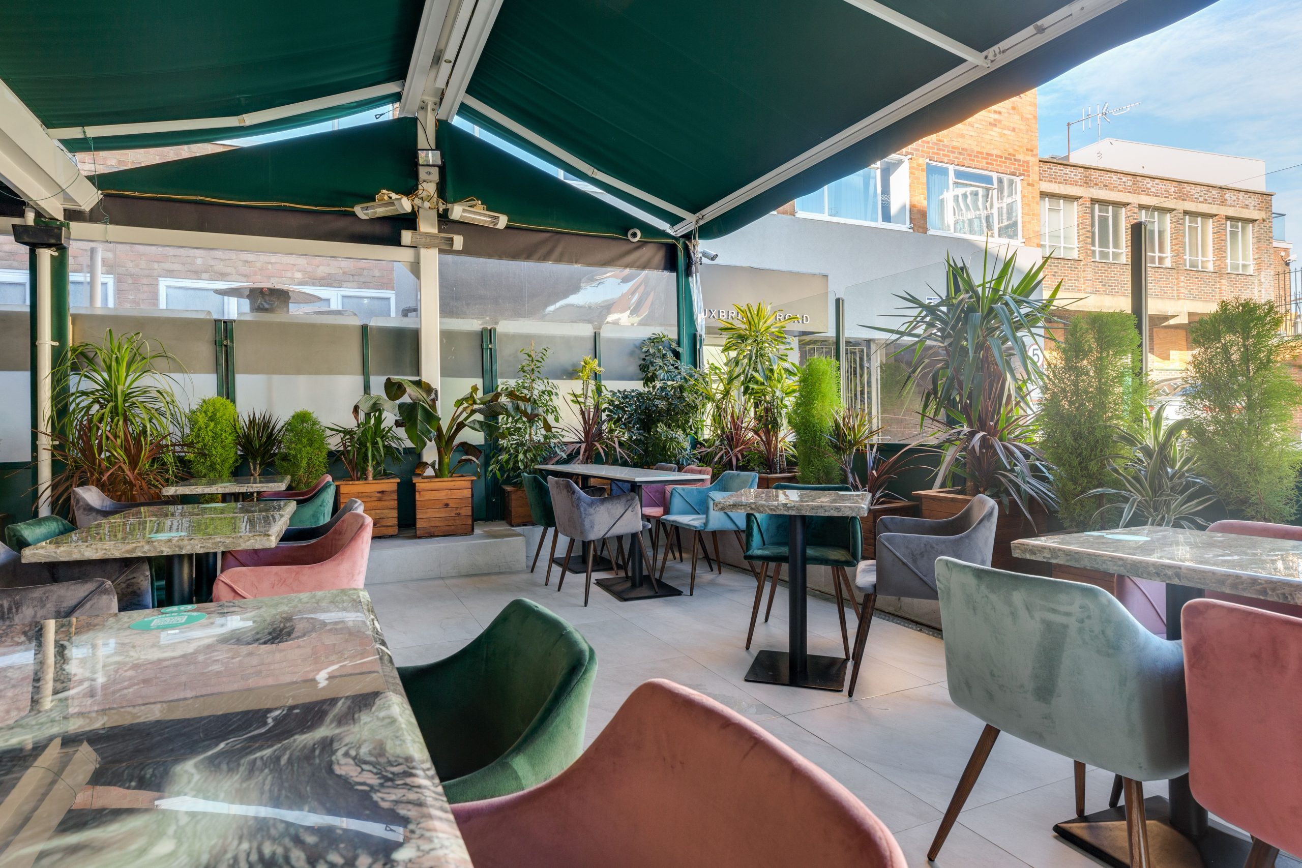 Terrasse extérieure avec mobilier coloré plantes