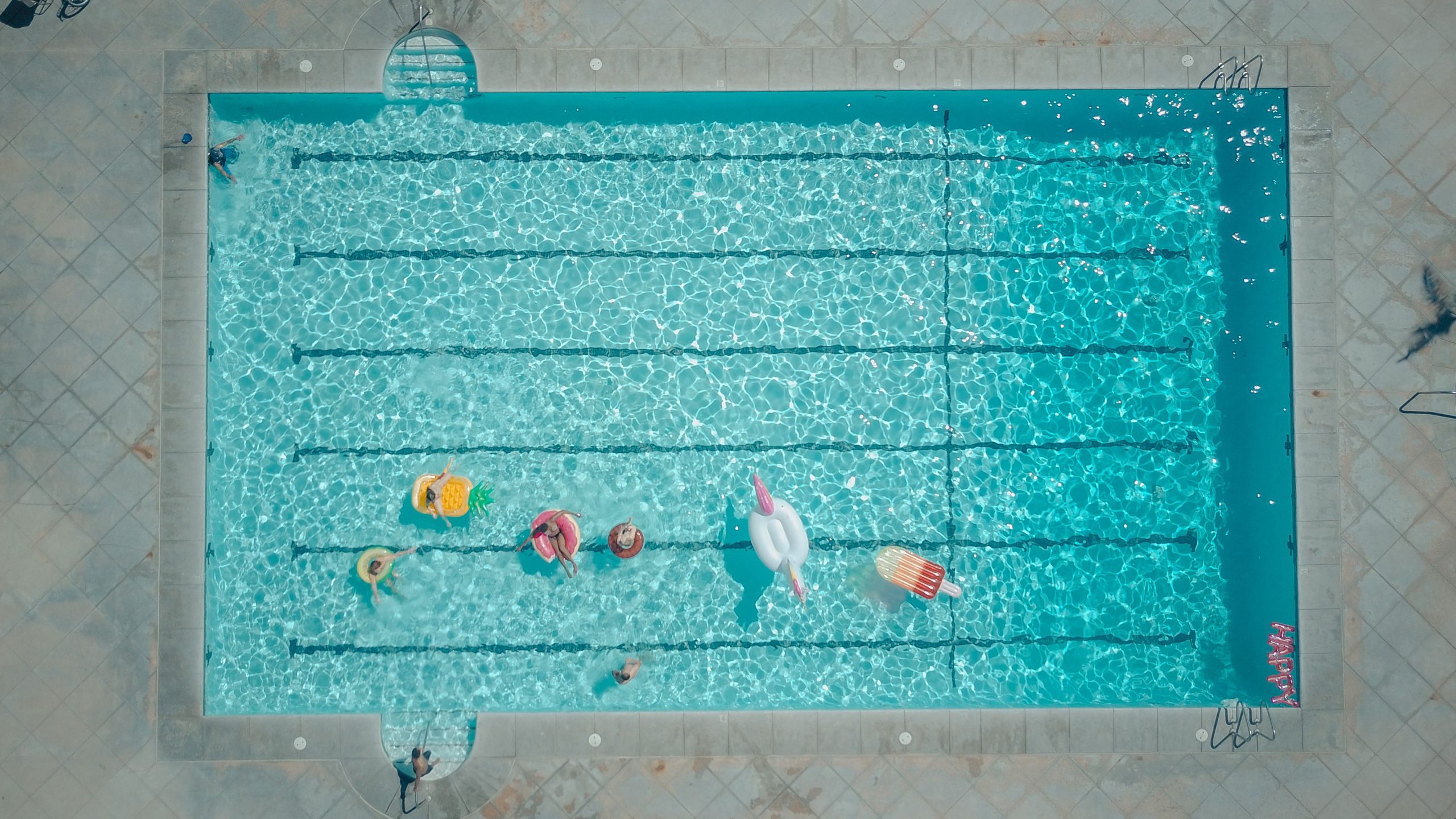 Vue dessus piscine flotteurs colorés fête
