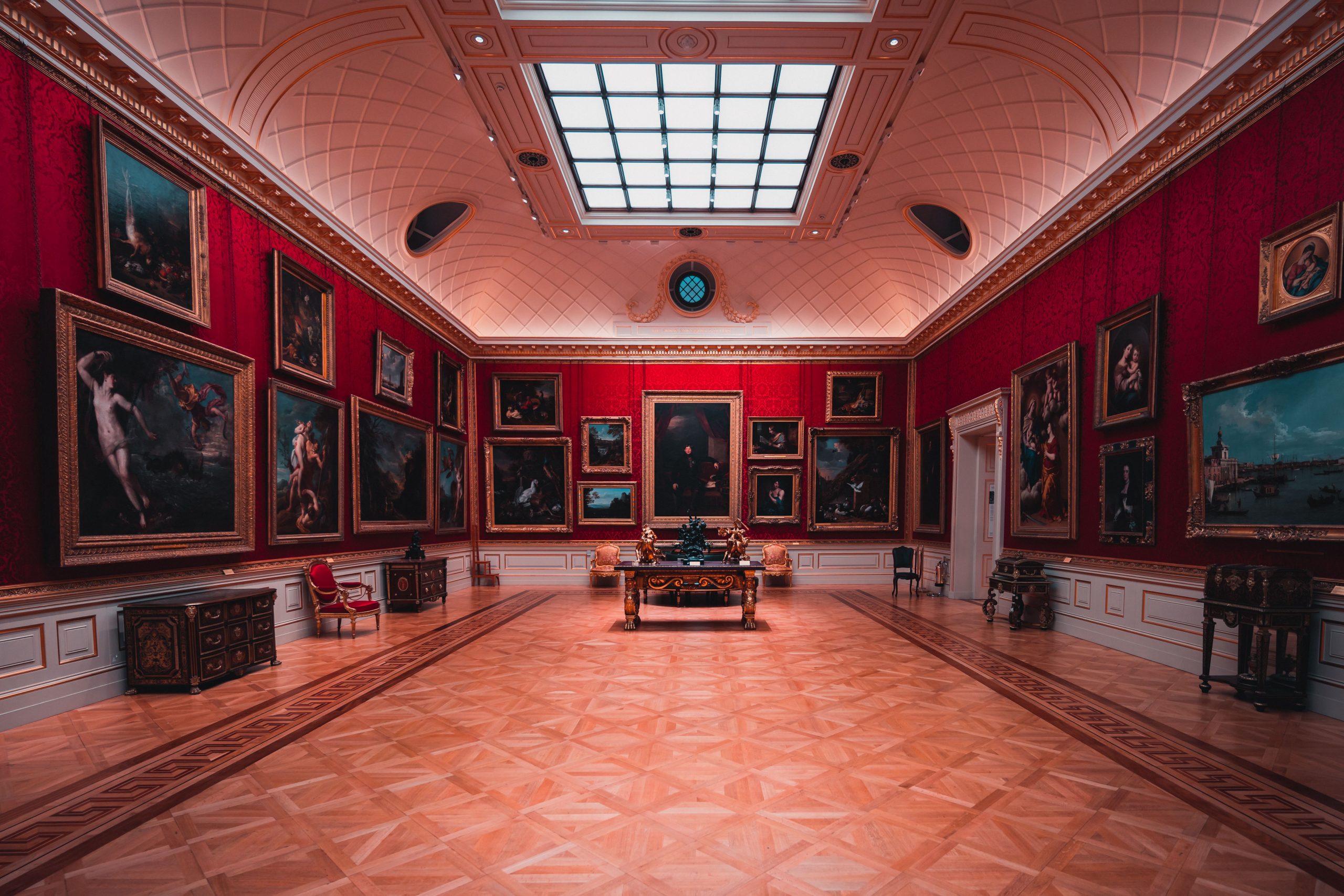 Galerie art Londres murs rouges peintures classiques