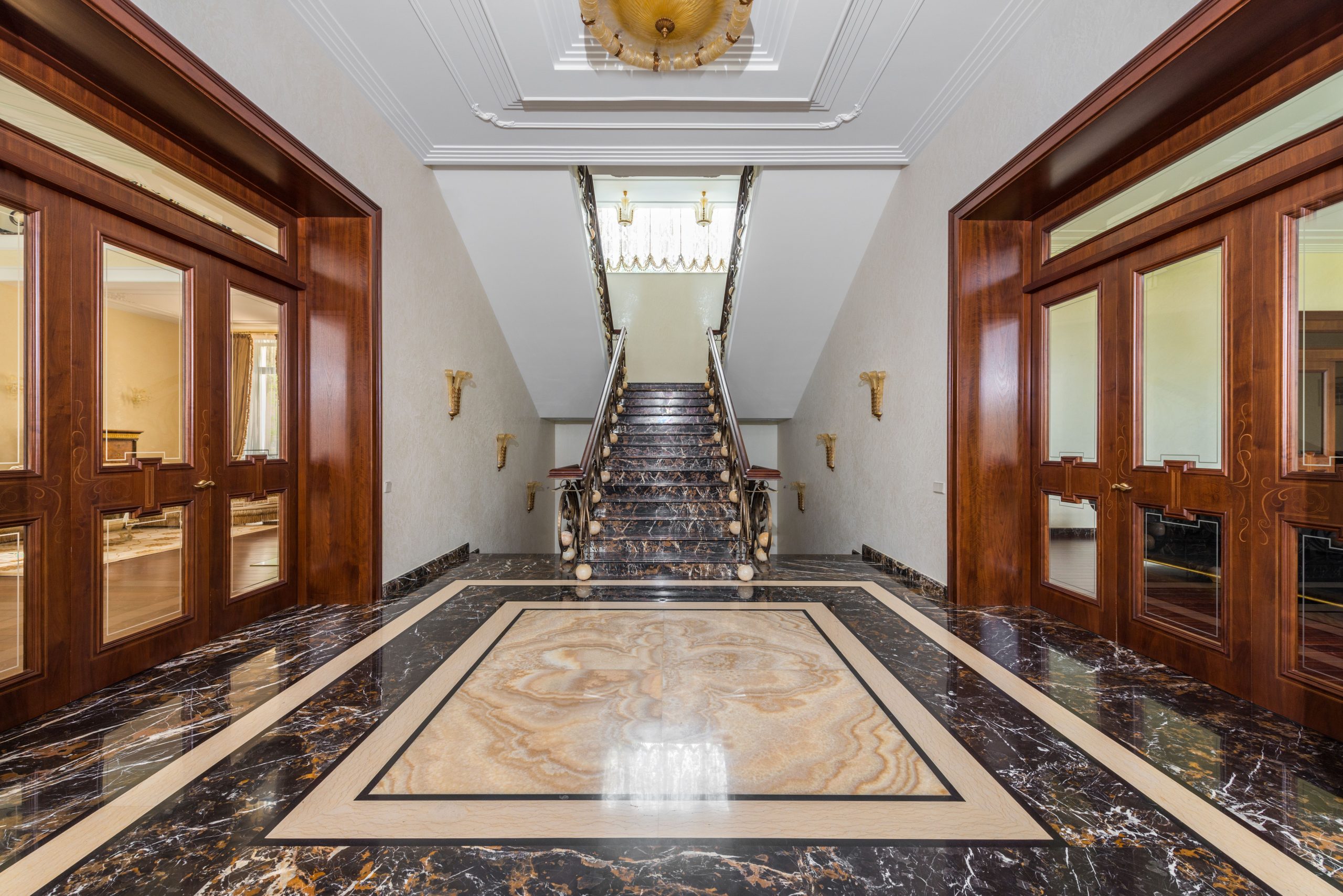 Corridor luxueux avec sol marbre et escalier jour
