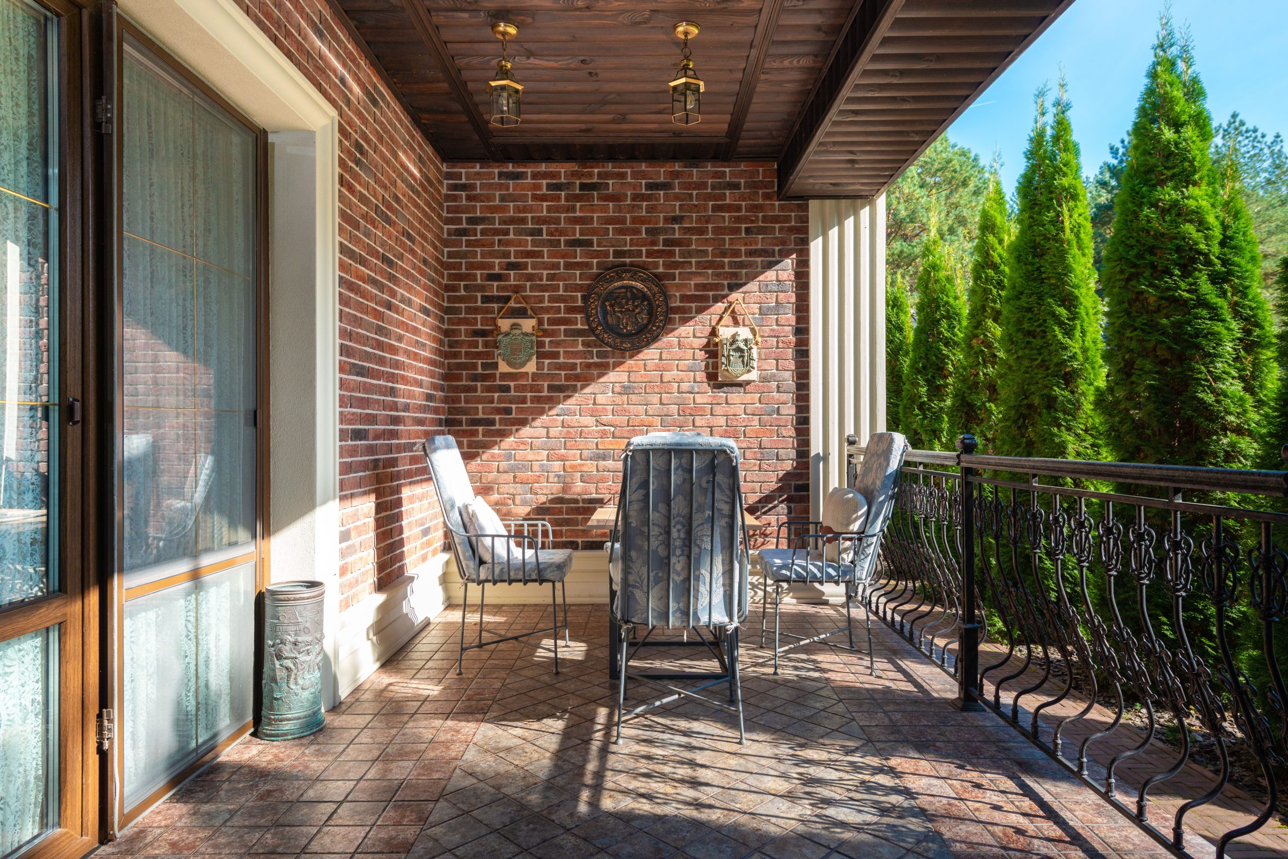 Terrasse cosy avec chaises et mur de briques