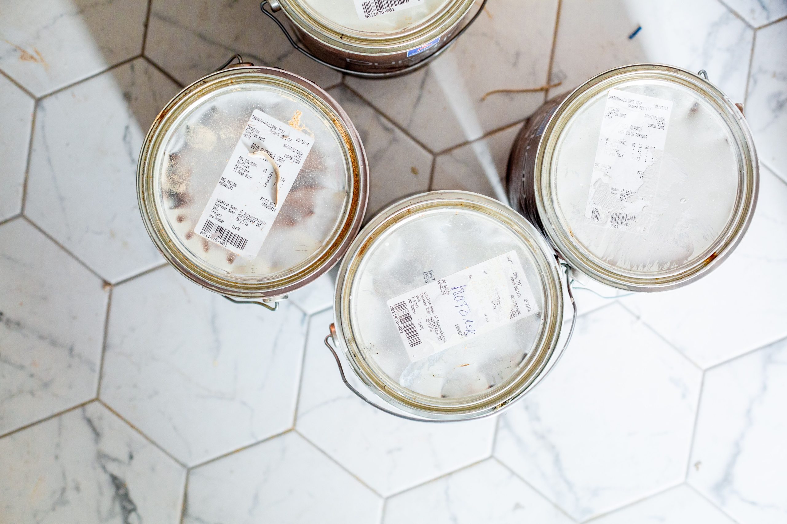 Trois pots peinture sol carrelage hexagonal rénovation