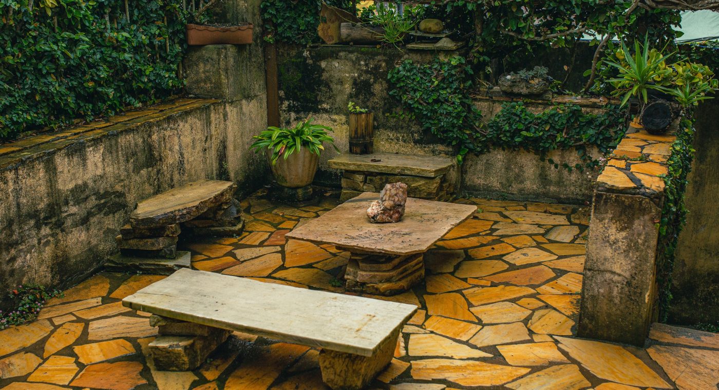 Le tapis de pierre terrasse, ça tient vraiment dans le temps ?