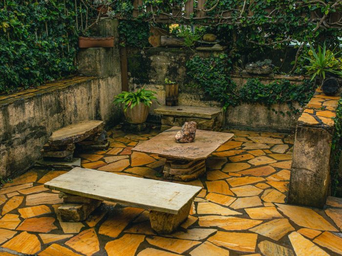 Le tapis de pierre terrasse, ça tient vraiment dans le temps ?