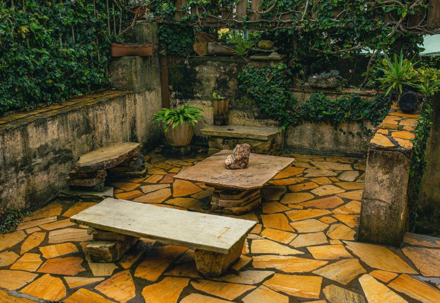 Le tapis de pierre terrasse, ça tient vraiment dans le temps ?