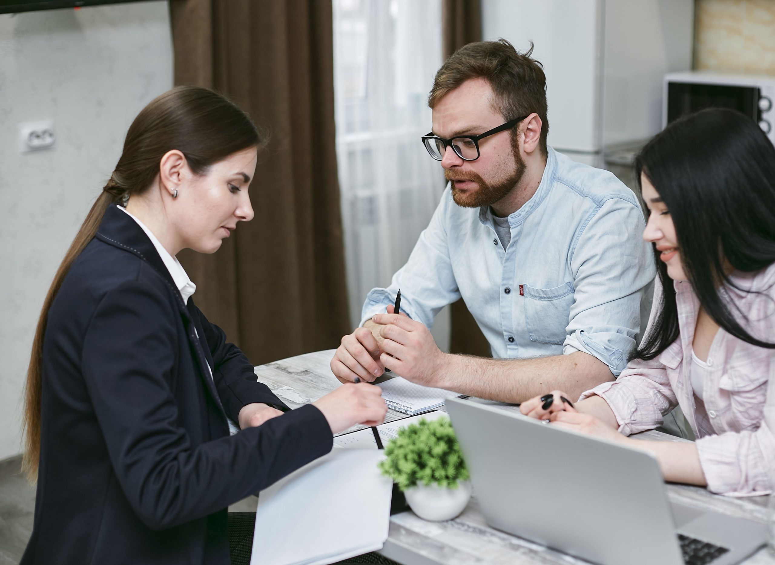 Couple discute documents financiers avec conseiller