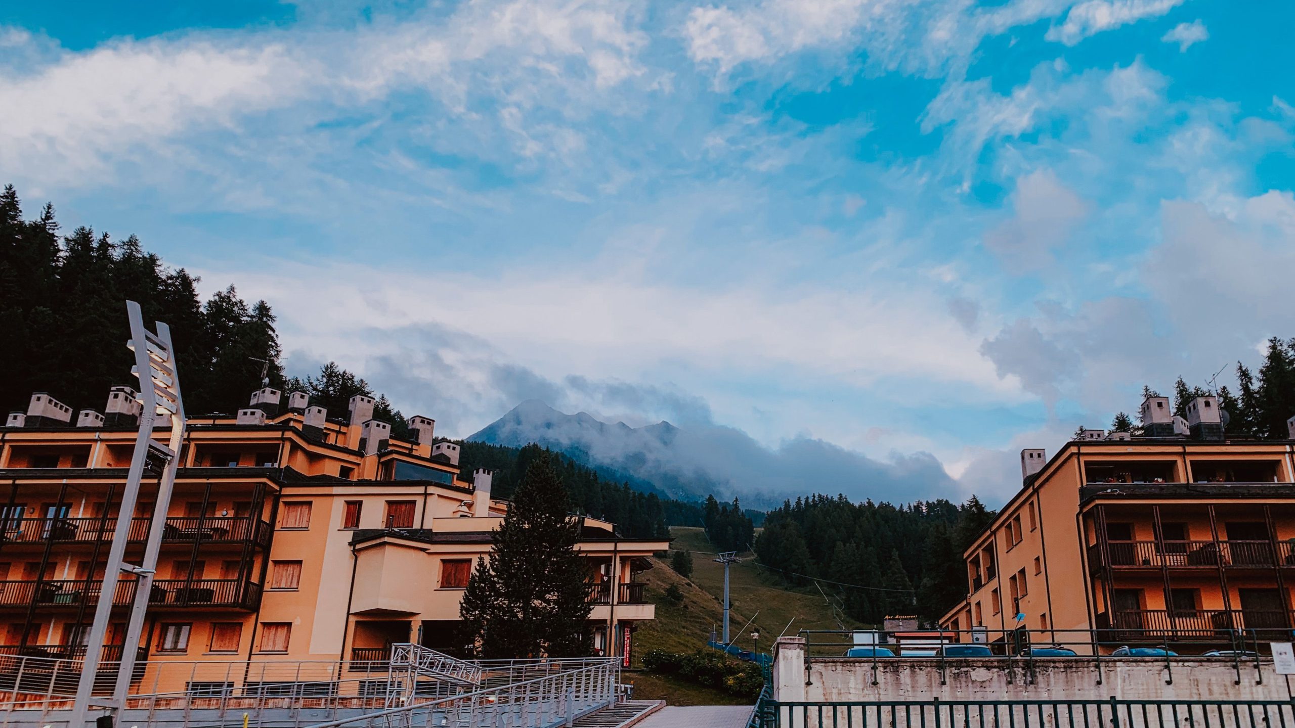 Appartements pittoresques face aux montagnes brumeuses