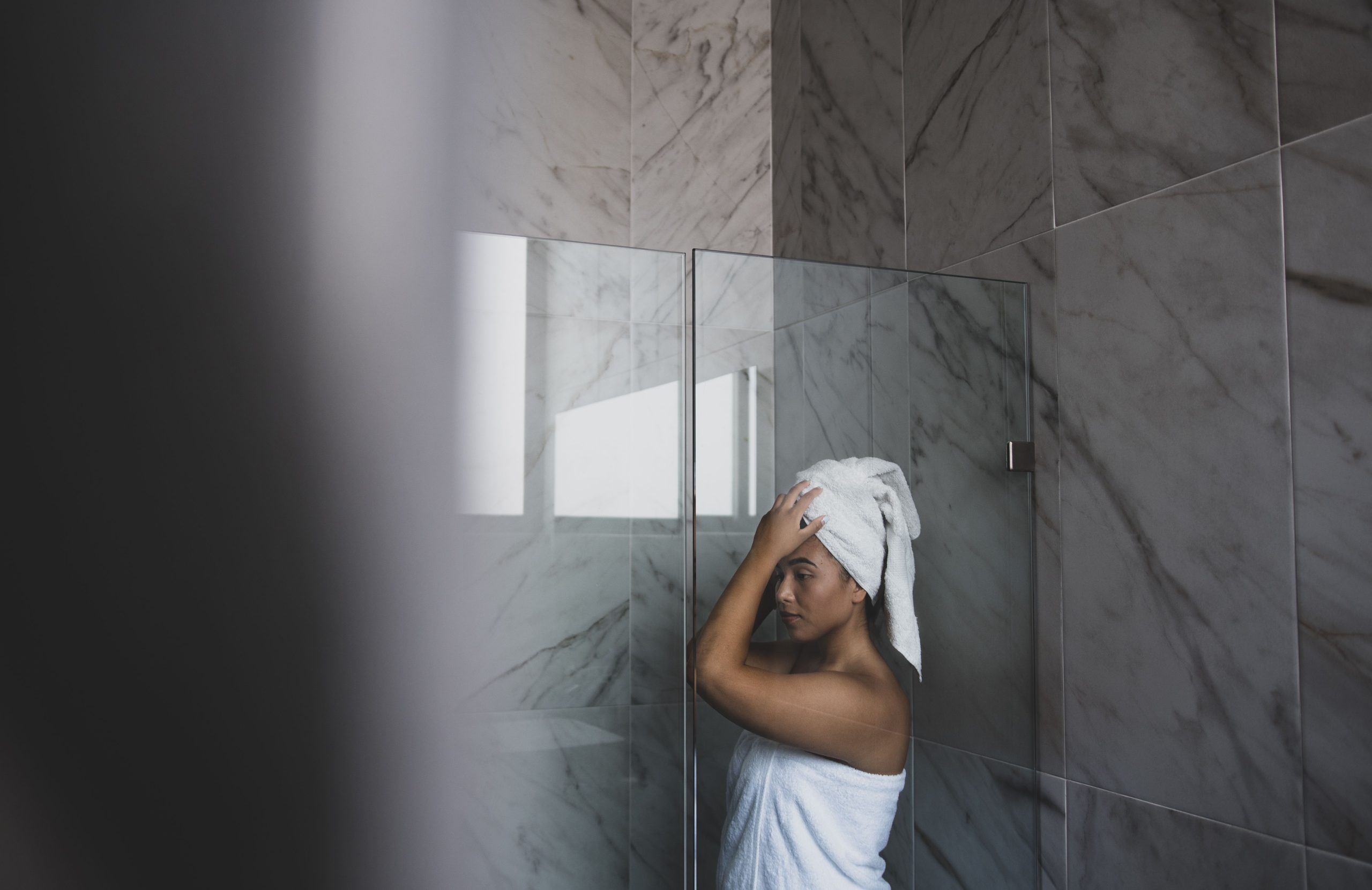 Femme enveloppee serviette apres douche chaude