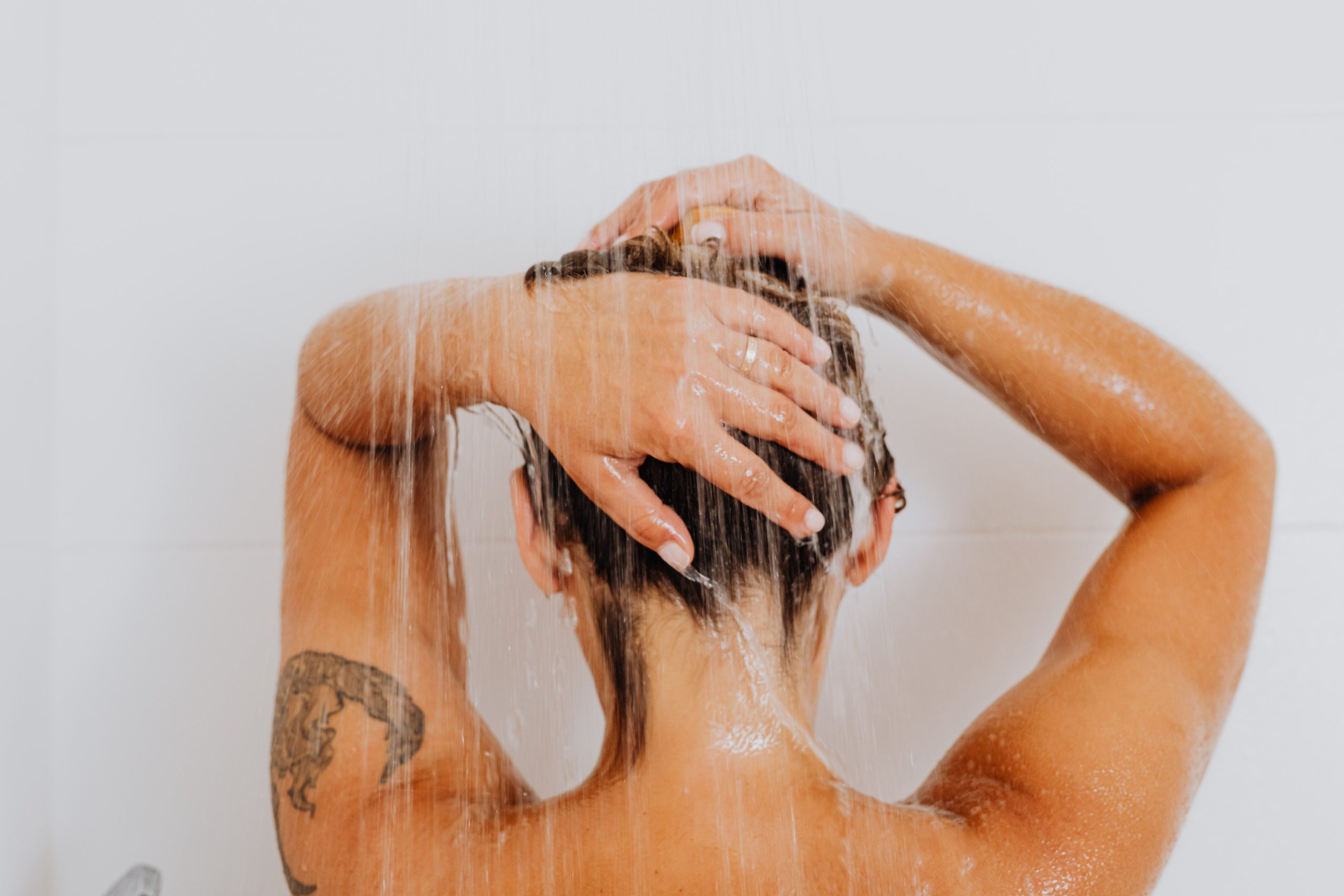 Personne prenant douche avec eau chaude