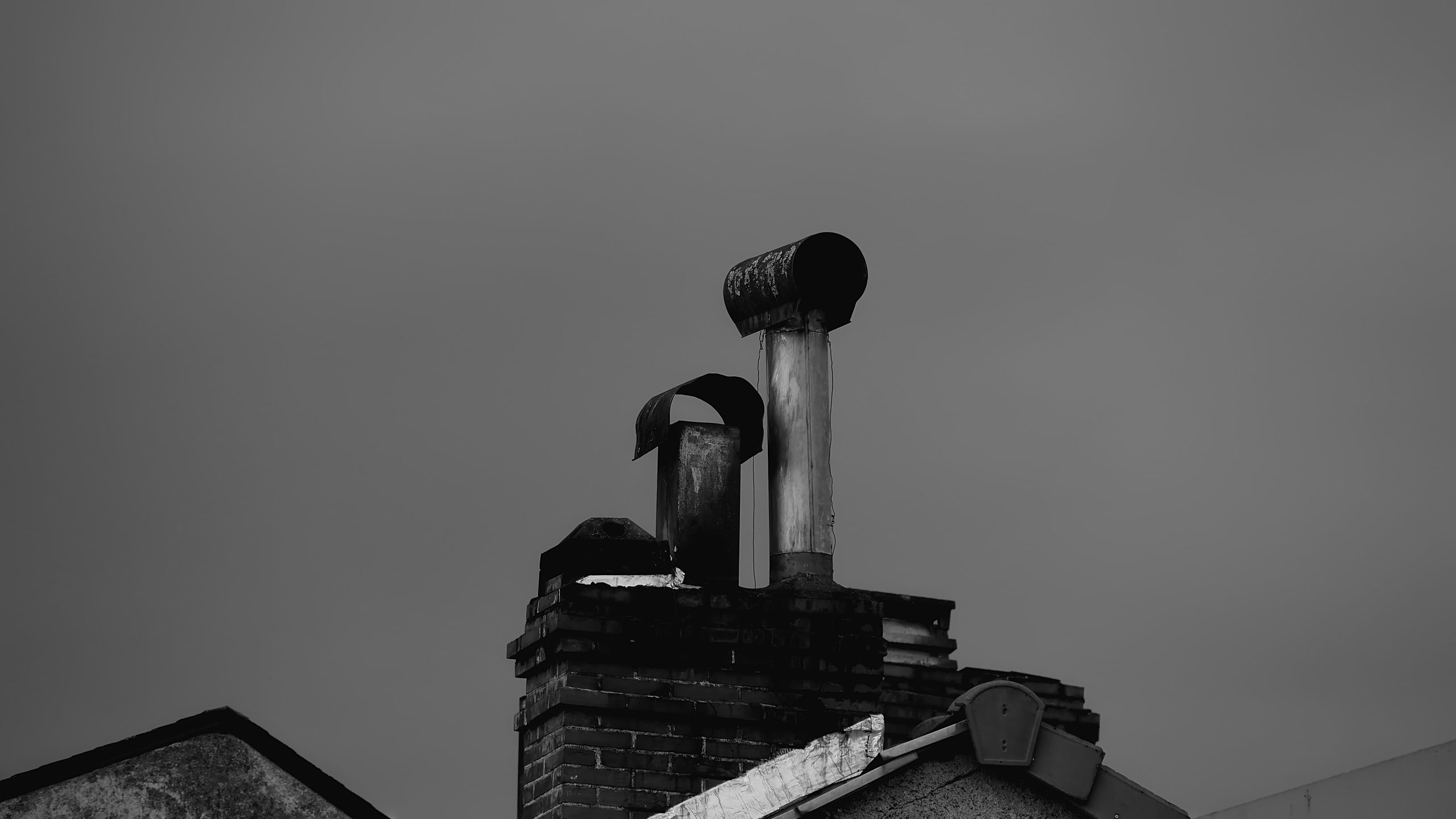 Cheminée rustique et toiture en image noir blanc