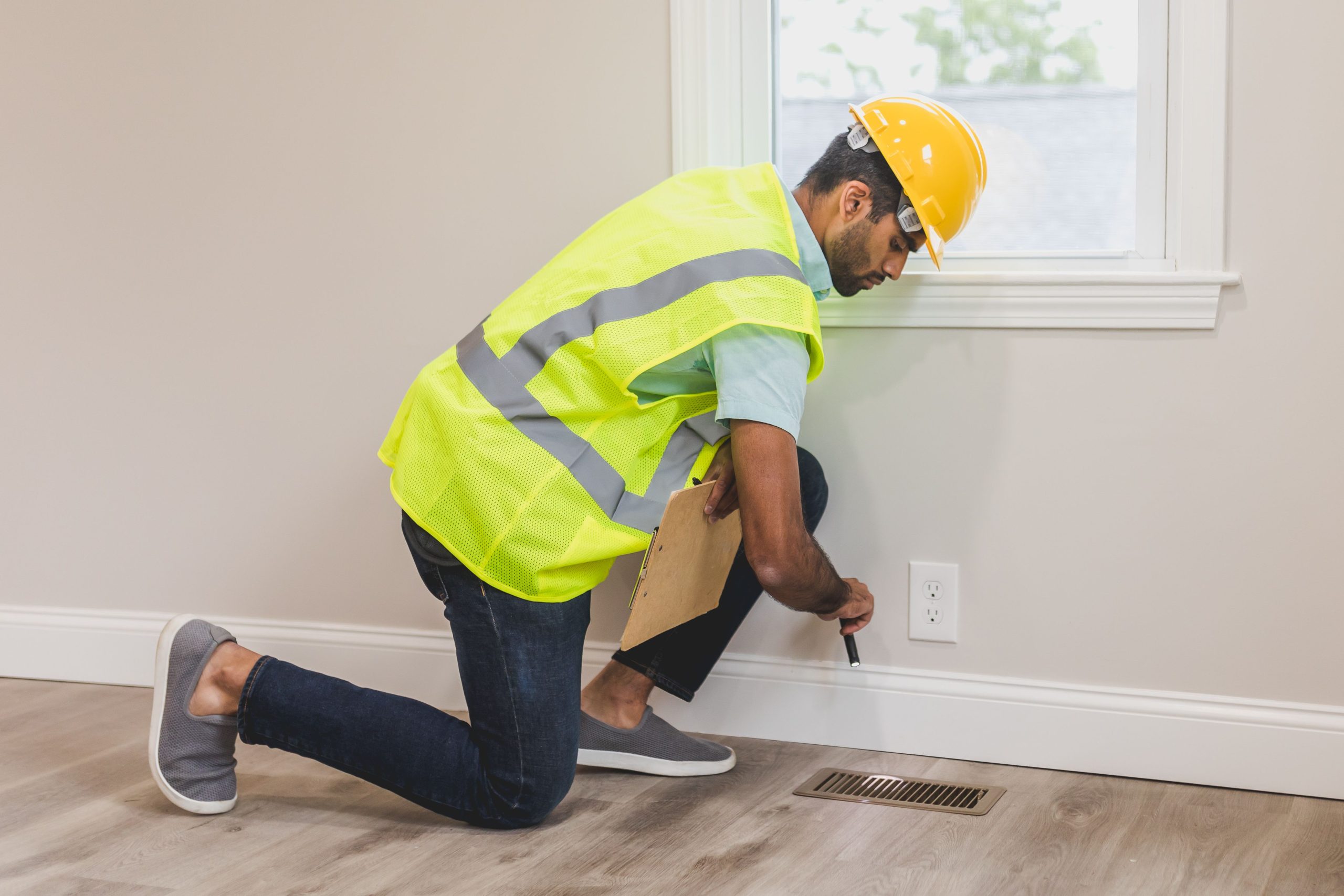 Technicien réalisant diagnostic intérieur avec outils ventilation