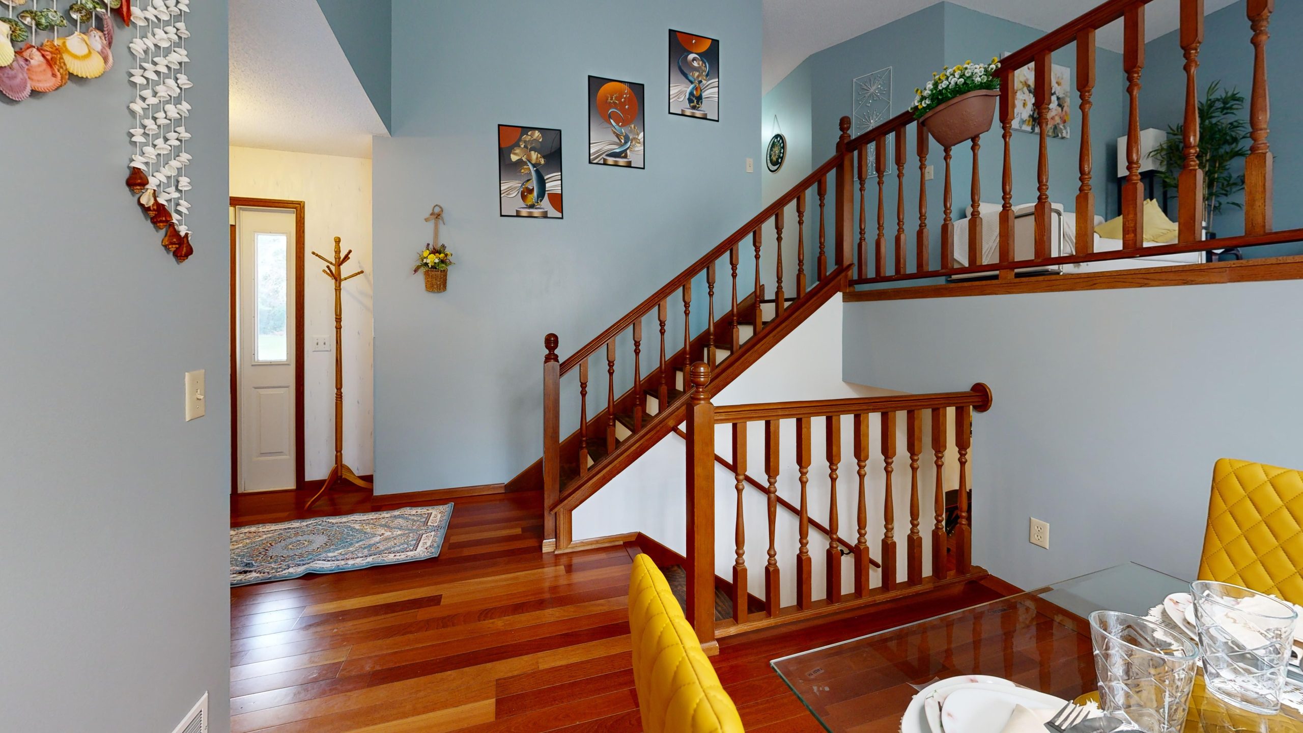 Escalier bois moderne dans interieur lumineux