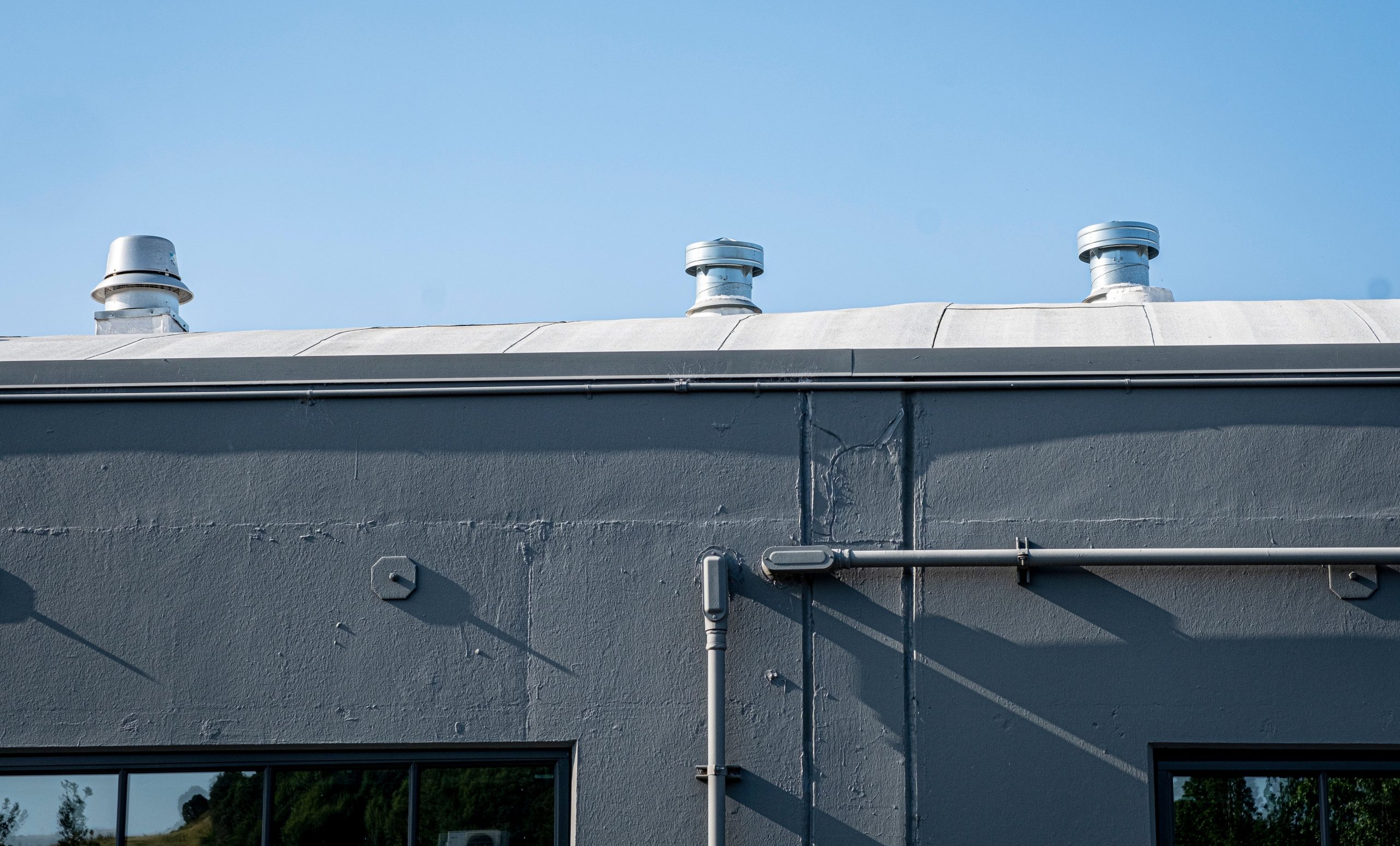 Immeuble gris avec grilles ventilation toiture