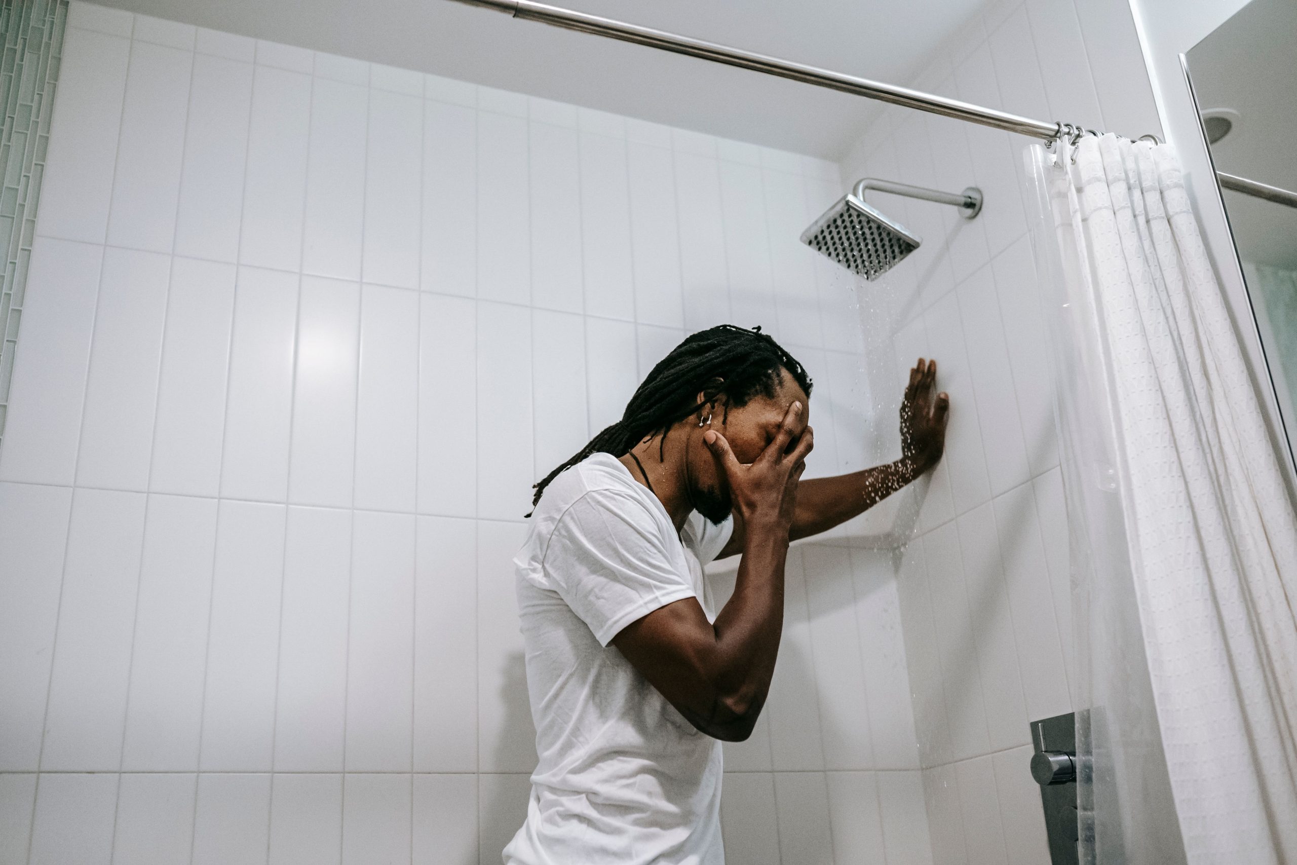 Homme anxieux dans salle de bain froide