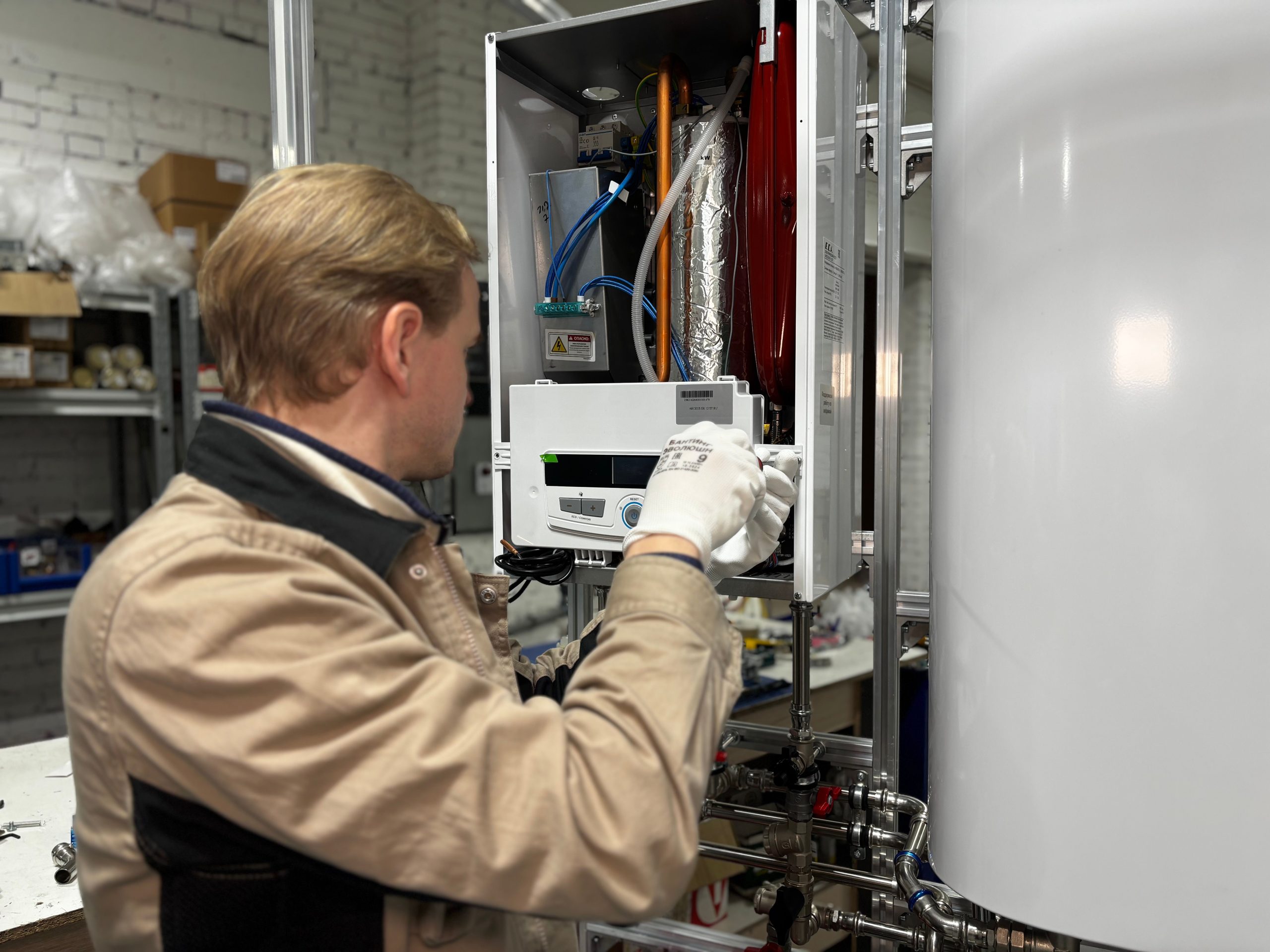 Technicien réparant système de chauffage