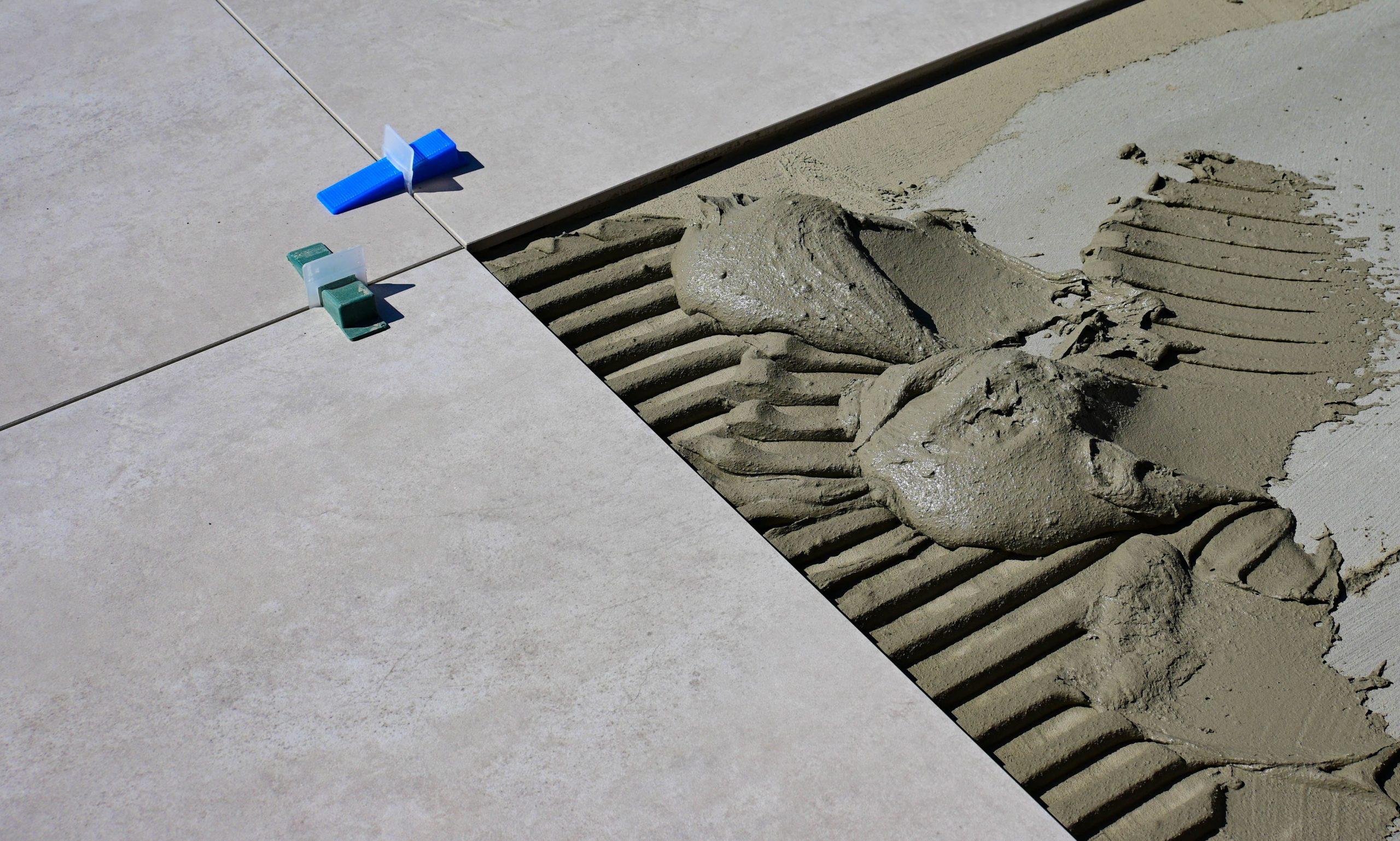 Ciment humide et espaceurs pour carrelage