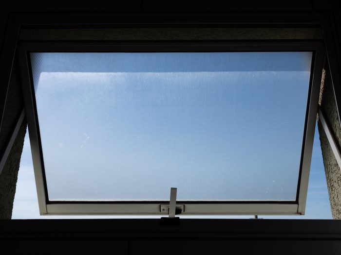 Pourquoi le clapet de ventilation Velux reste toujours ouvert ?