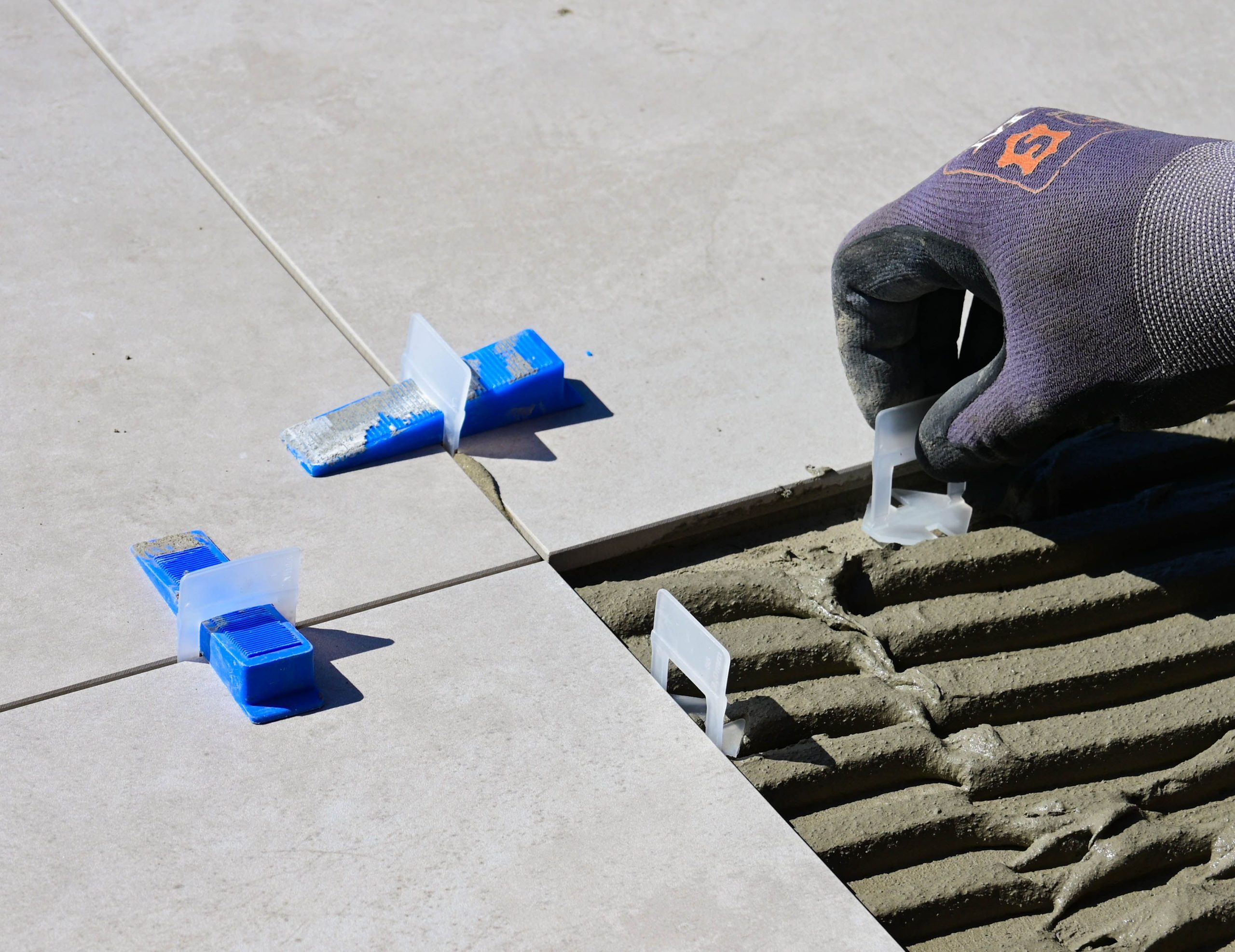 Installation professionnelle de carrelage avec espaceurs