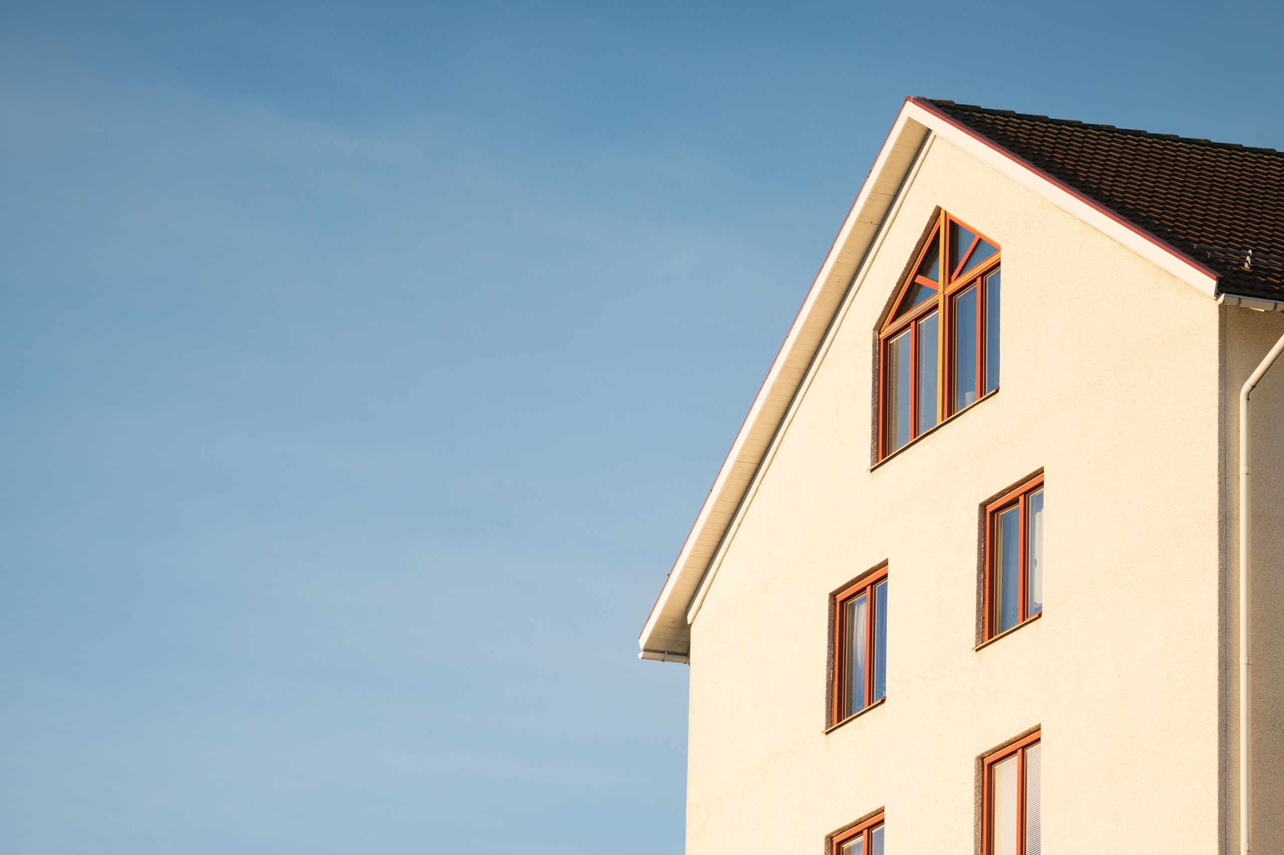 Façade minimaliste de bâtiment résidentiel moderne