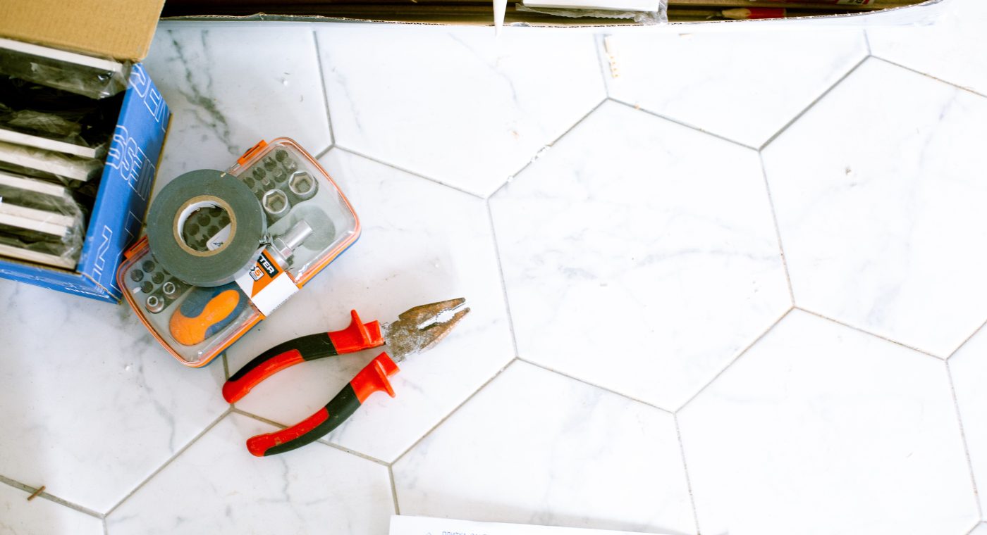 Comment retirer une plinthe de carrelage sans casser le mur ?