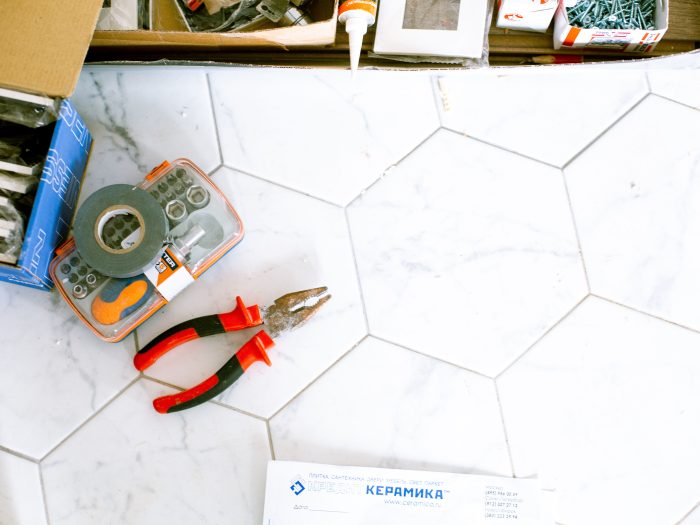 Comment retirer une plinthe de carrelage sans casser le mur ?
