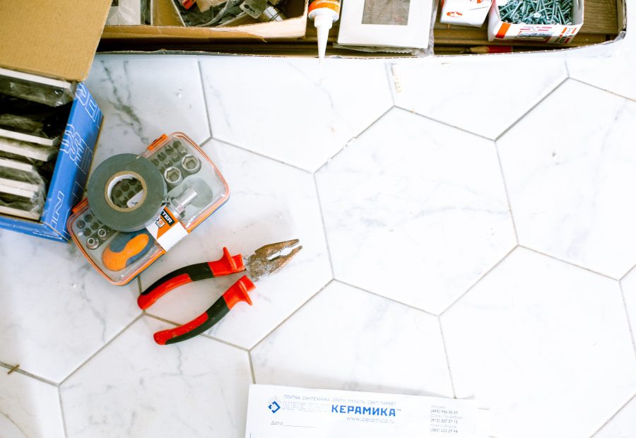 Comment retirer une plinthe de carrelage sans casser le mur ?