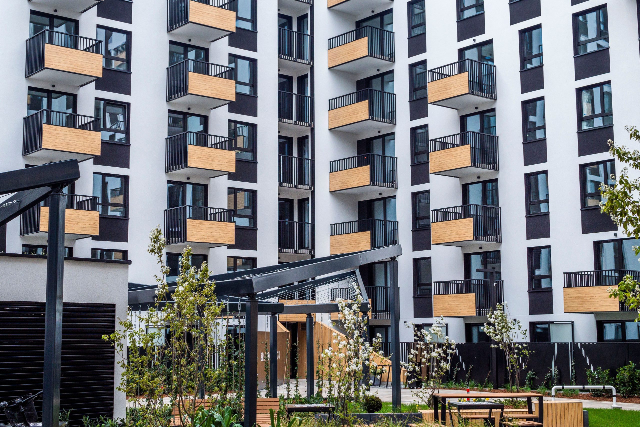 Bâtiment résidentiel moderne avec balcons et jardin