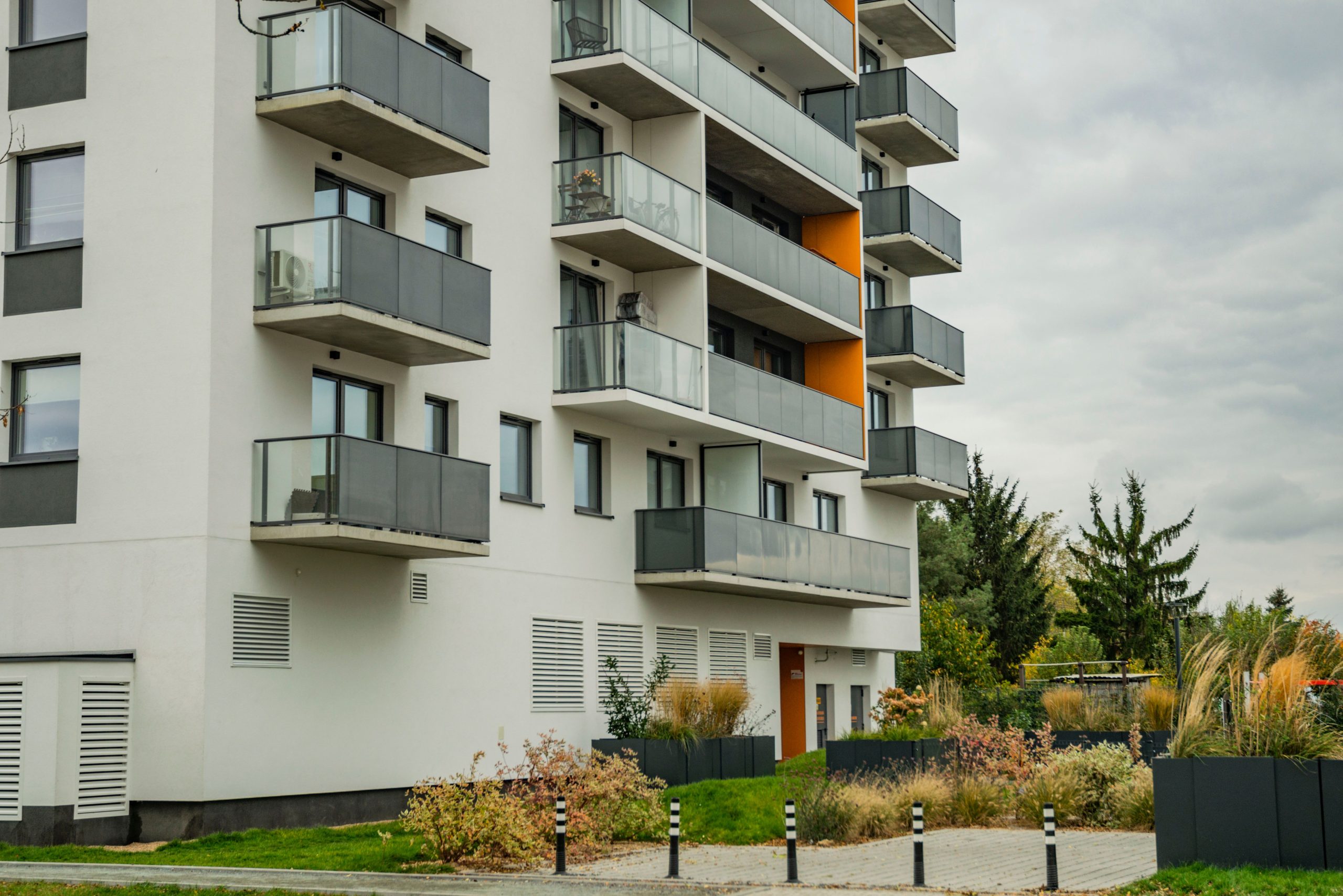 Complexe résidentiel contemporain aux balcons vitrés