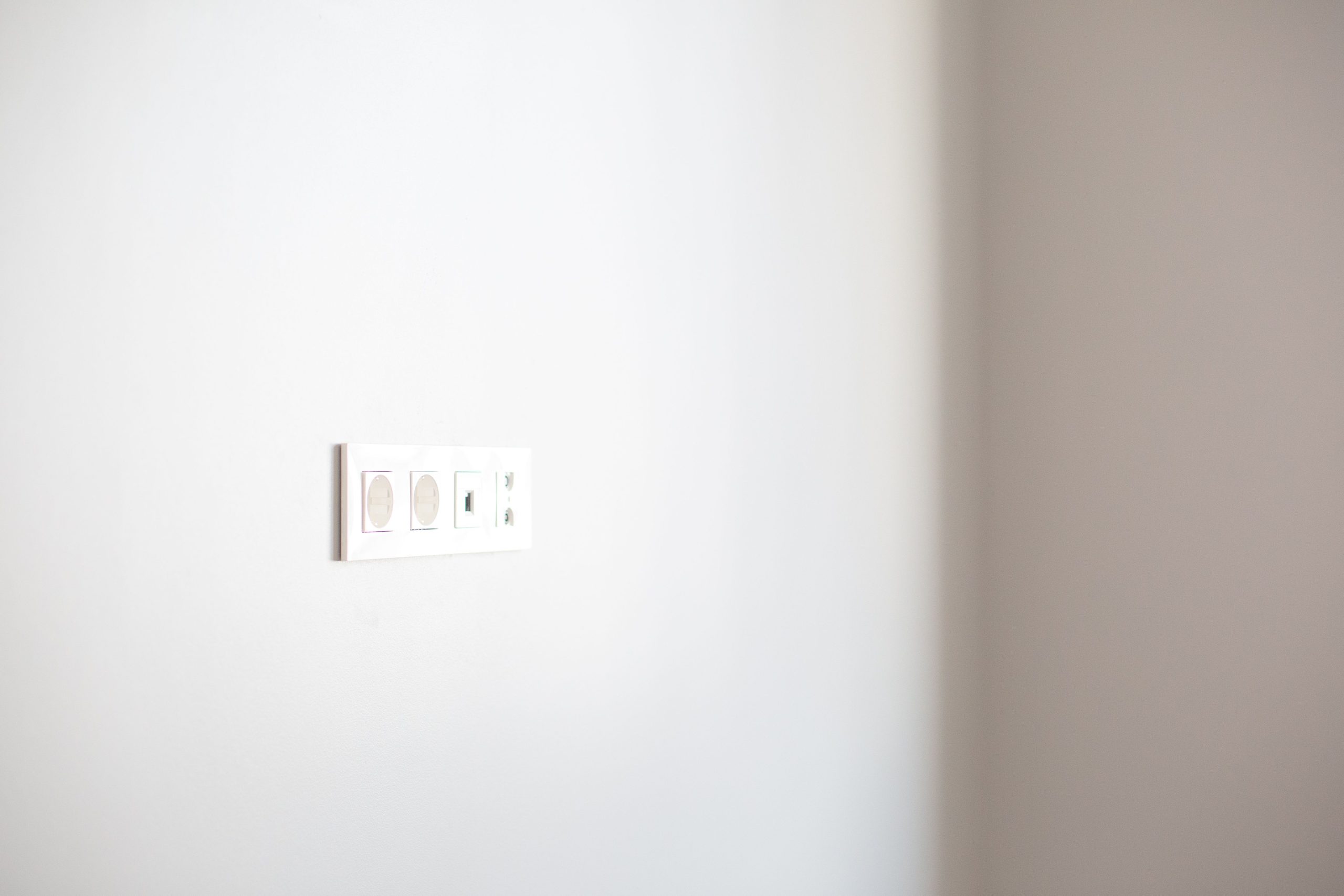 Prise électrique moderne encastrée sur mur blanc