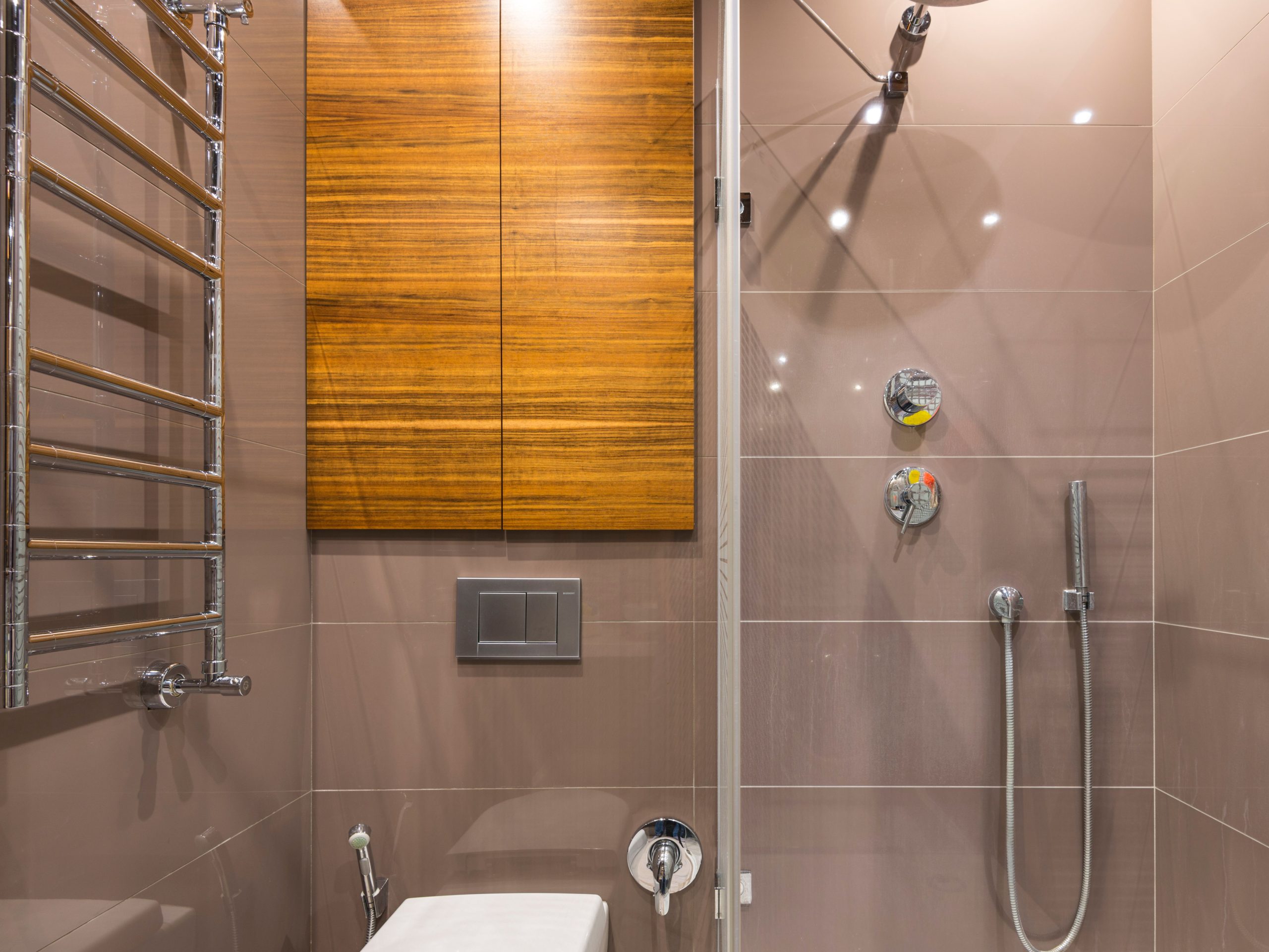 Salle de bain élégante avec meuble bois et douche