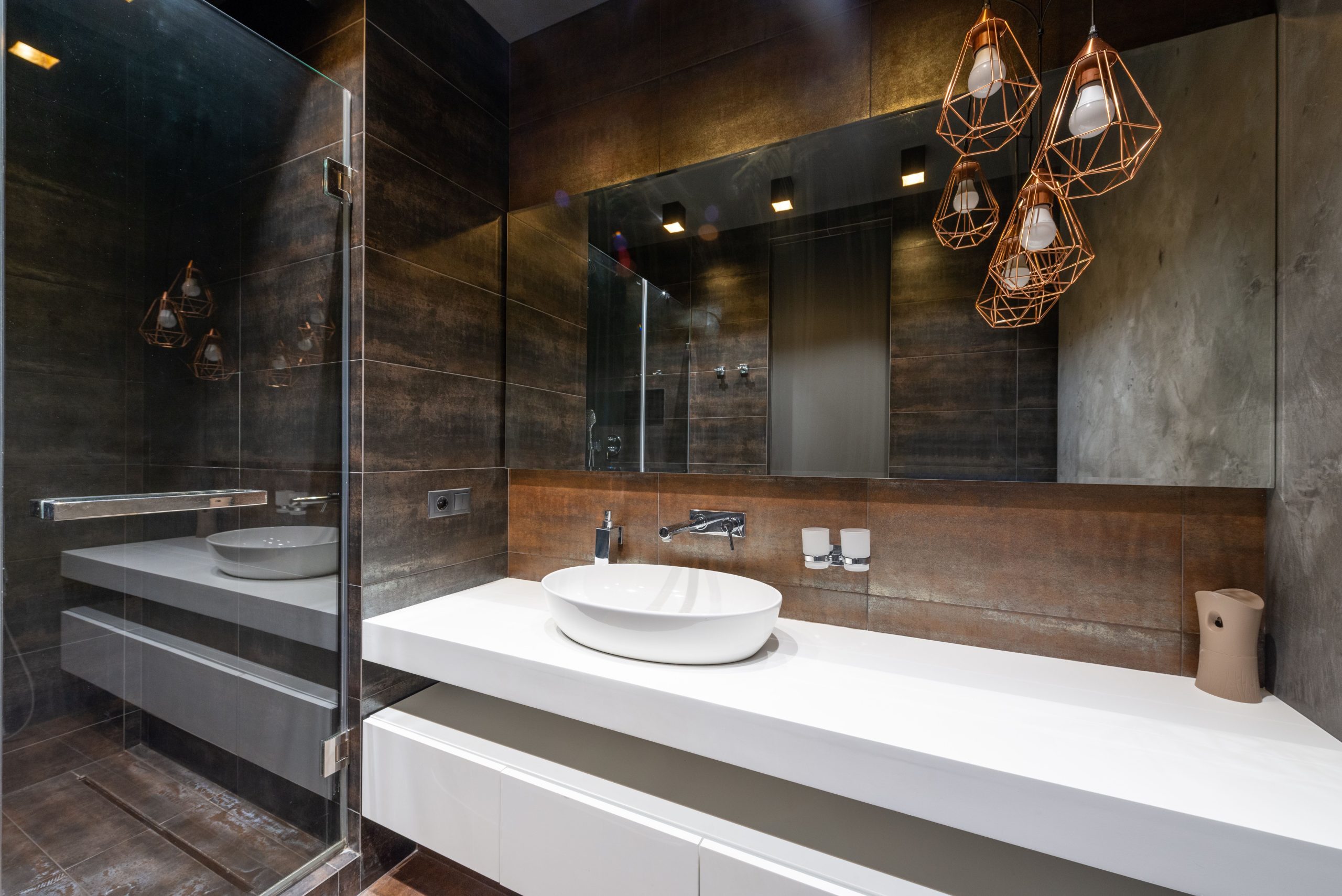 Salle de bain moderne avec suspension lumineuse design